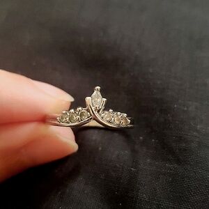 Vintage Silver V Crown Ring size 8